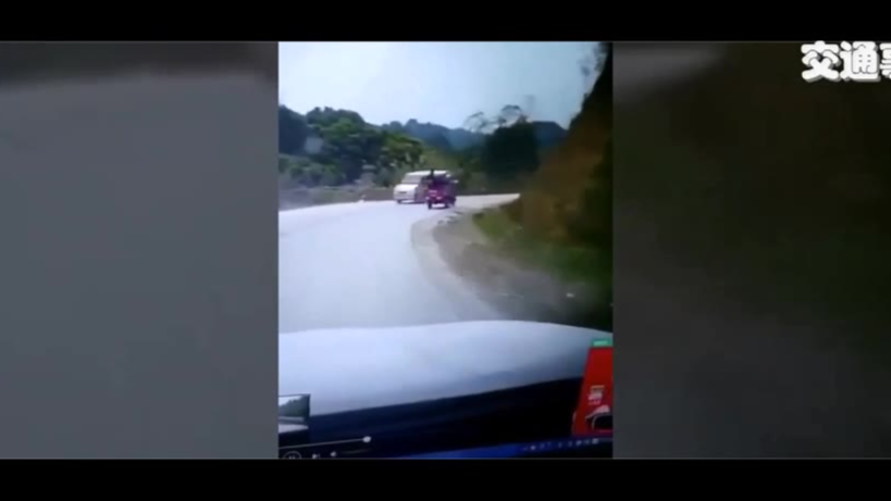 【交通事故】山路弯道的一起事故,汽车和三蹦子相撞!